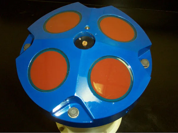 Close-up kepala sensor ADCP menampilkan empat permukaan transducer bersudut dalam konfigurasi gaya Janus