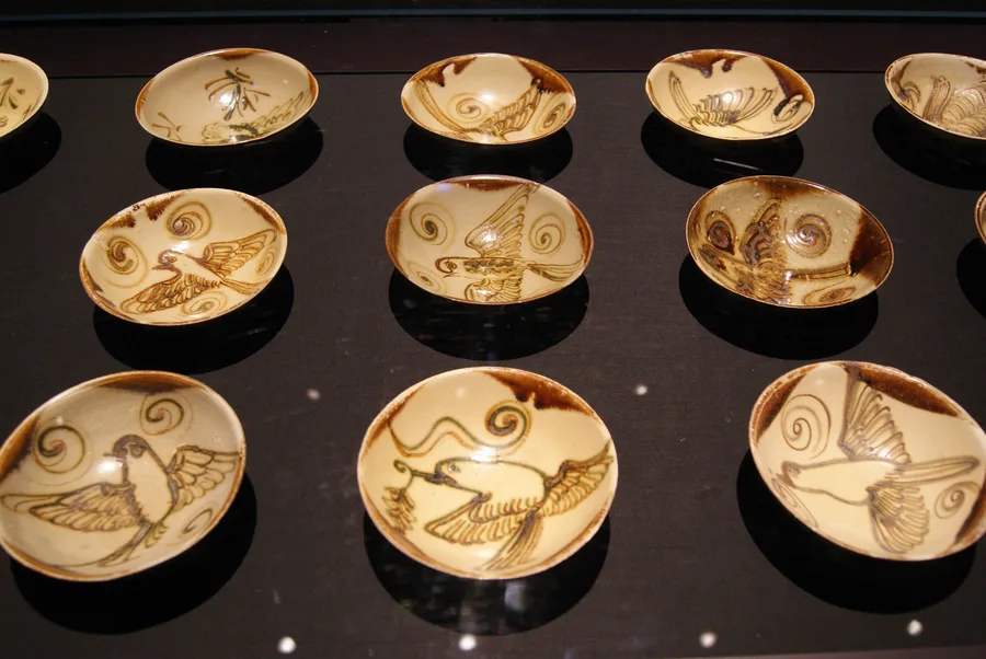 Mangkuk Changsha ware hasil angkat dari kapal karam Belitung, dipamerkan di ArtScience Museum Singapura