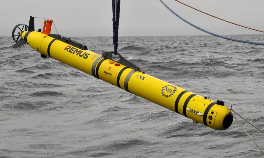 AUV REMUS-600 diturunkan dari kapal riset
