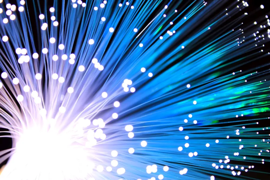 Kabel serat optik single-mode dengan cahaya yang melewatinya