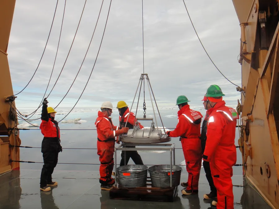 Van Veen grab sampler diturunkan untuk mengambil sampel sedimen dasar laut