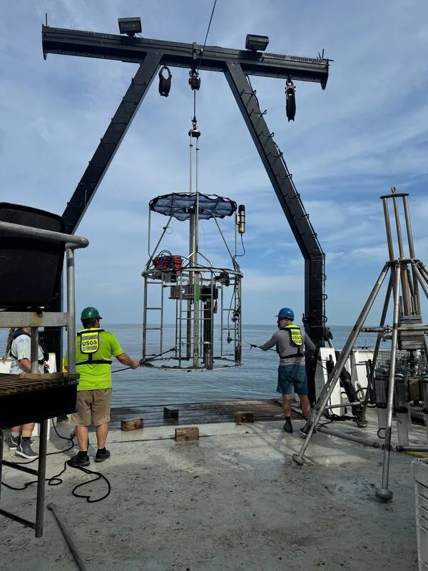 Peralatan pengambilan sampel sedimen mega multicorer diturunkan dari kapal riset