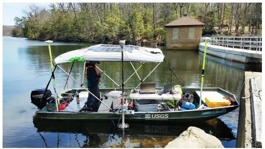 Kapal survei USGS berperalatan echosounder dan GPS bersandar di Newton Reservoir, New Jersey