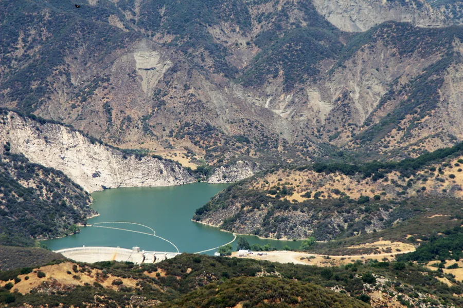 Bendungan dan Waduk Gibraltar di California, memperlihatkan waduk setelah sedimentasi mengurangi kapasitasnya secara signifikan