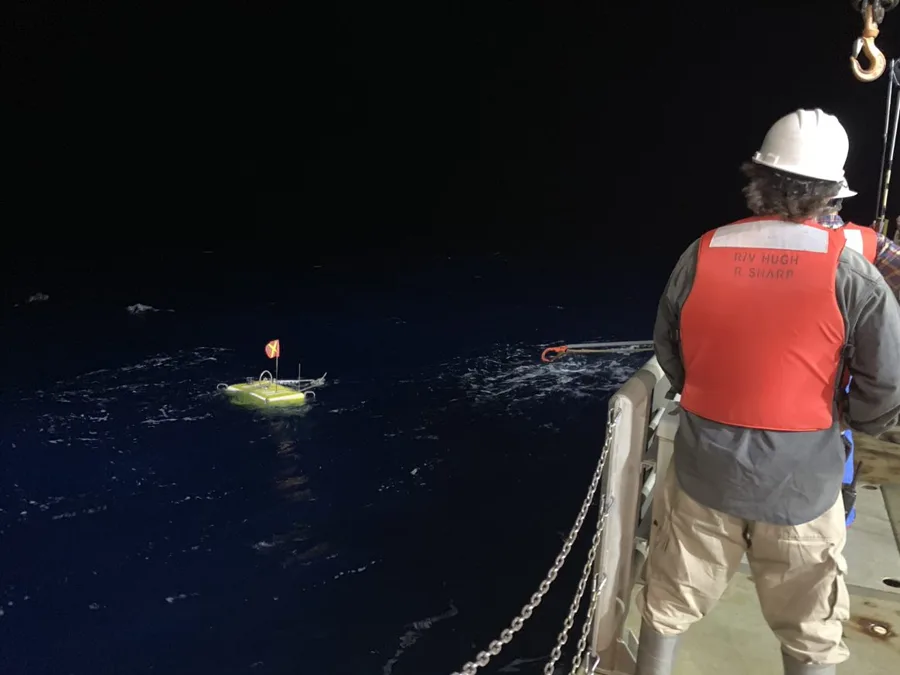 Personel USGS memulihkan ocean bottom seismometer dari geladak kapal riset