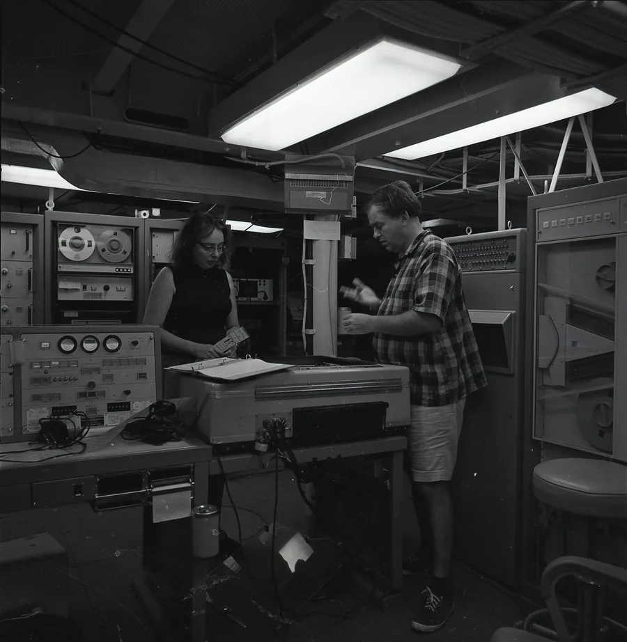 Bruce Heezen dan Marie Tharp mengamati rekaman fathometer di atas kapal USNS Kane, 1968