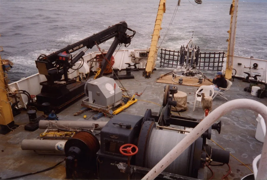 Kapal NOAA R/V McArthur, tempat seorang ilmuwan USGS berlayar sebagai Chief Scientist mengumpulkan data geofisika laut
