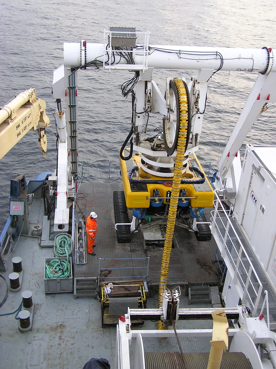 Sebuah ROV diluncurkan dari kapal kabel untuk pekerjaan pada sistem kabel bawah laut