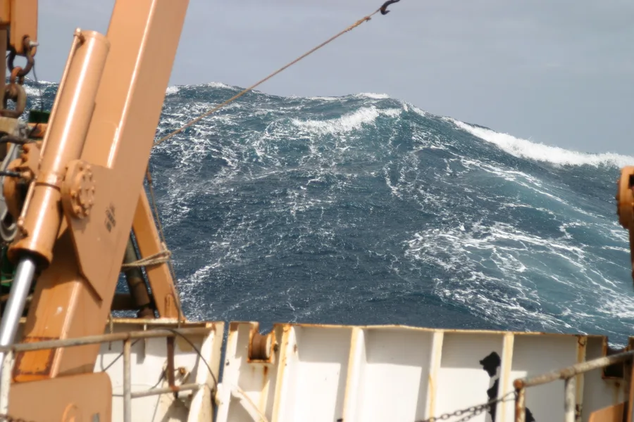 Gelombang besar menjulang di buritan kapal riset NOAA di Samudra Atlantik